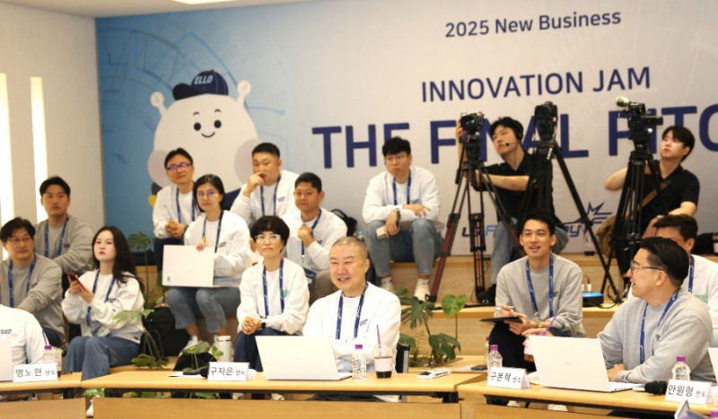 2025년 안양 LS타워에서 개최된 LS Future Day에서 구자은 LS그룹 회장(하단 가운데)이 신사업 아이디어 분야에 멘토로서 참여해 발표를 듣고 있다