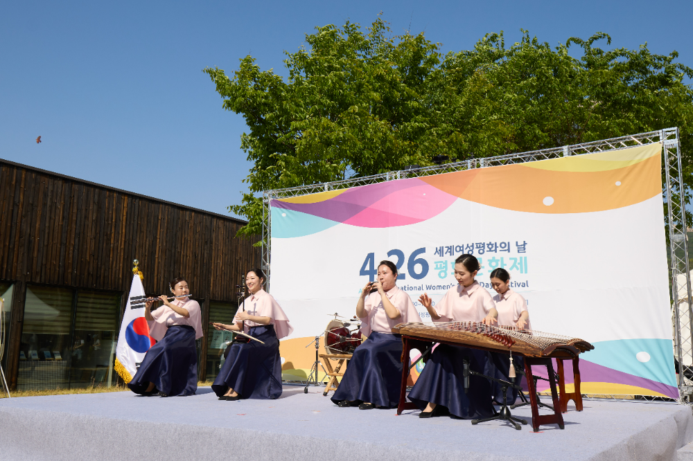 퓨전국악 팀 '도화'가 26일 서울 도봉구 평화문화진지에서 열린 '4·26 세계여성평화의 날 평화문화제' 무대 공연에서 공연을 펼치고 있다.