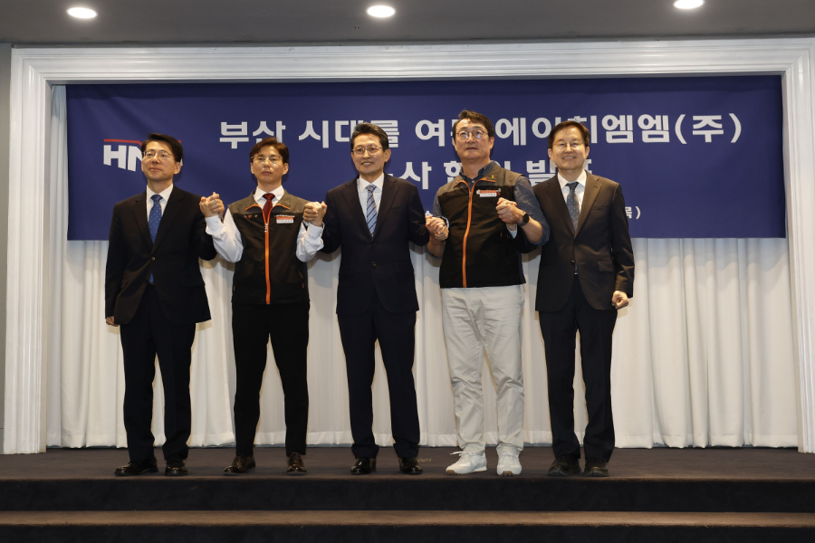 서울 여의도에서 진행된 노사합의서 서명식에서 (왼쪽부터) 황종우 해양수산부 장관, 정성철 HMM육상노조 지부장, 최원혁 HMM 대표이사 사장, 이재진 사무금융서비스노조 위원장, 김형준 한국해양진흥공사 본부장이 기념촬영을 하고 있다. (사진=HMM)