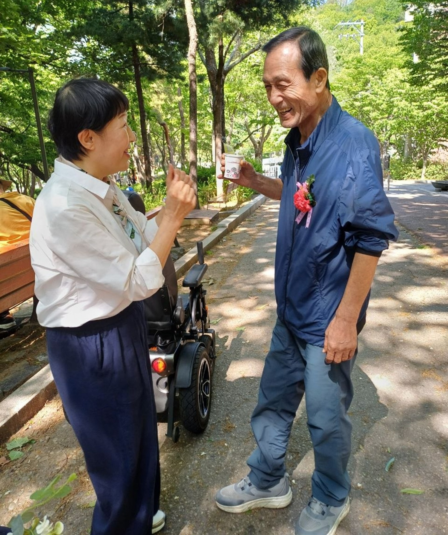 지난 8일 신천지 화곡교회 성도들이 어르신에게 카네이션을 달아드리고 있다. / 사진 제공: 신천지 화곡교회