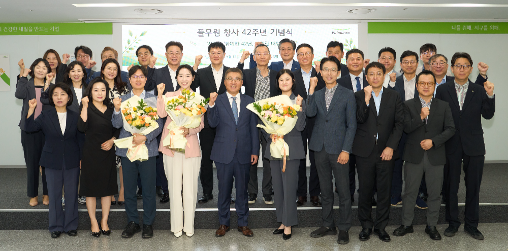 12일 서울 강남 수서 본사에서 열린 풀무원 창사 42주년 기념식에서 이우봉 총괄CEO(사진 앞줄 오른쪽 여섯 번째)를 비롯한 전사 경영 간부직, 풀무원인(人)상 수상자들이 창사 기념식 종료 후 기념 촬영을 하고 있다.