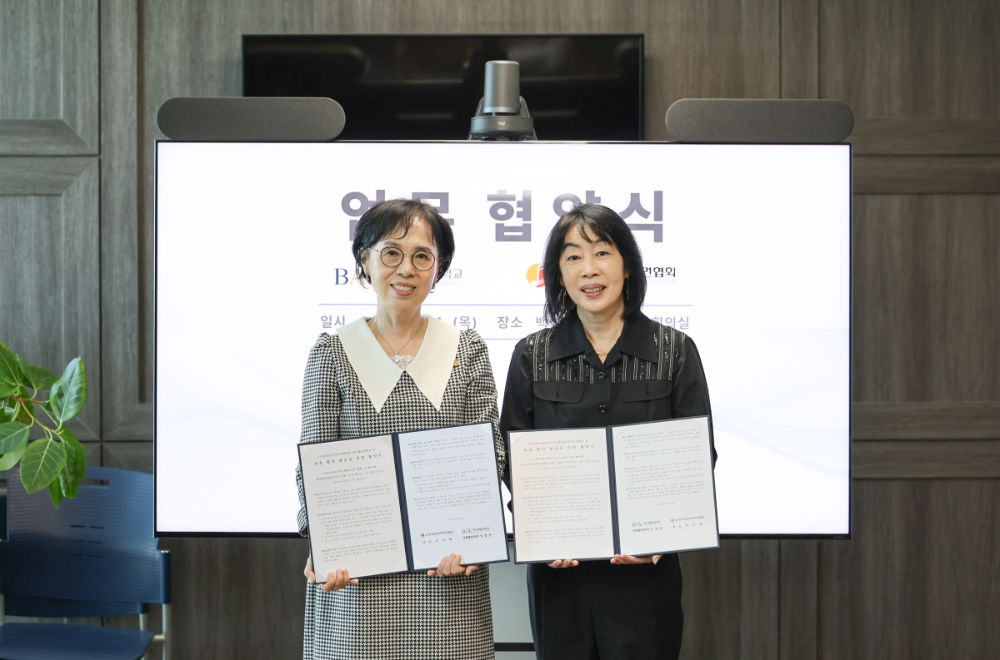 (▲백석예술대학교 임경선 산학협력단장(왼쪽)과 한국음악저작권협회 이민숙 부회장(오른쪽)이업무협약 체결 후 기념촬영을 하고 있다/ 사진= 음저협 제공)