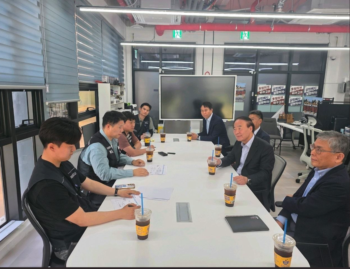 삼성전자 DS부문 경영진이 삼성전자노동조합 공동투쟁본부와 만나 대화하는 모습 (사진 왼쪽 위부터 투쟁본부 정승원 국장, 이송이 부위원장, 최승호 위원장, 김재원 국장)사진 오른쪽 위부터 삼성전자 박용인 사장, 한진만 사장, 전영현 부회장, 김용관 사장