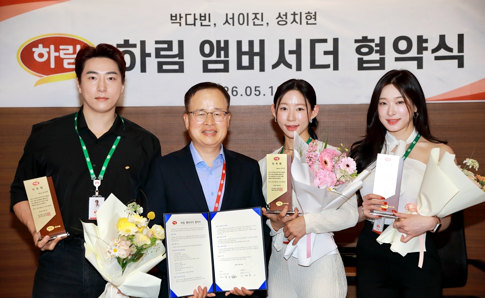 19일 전북 익산 ㈜하림 본사에서 열린 '하림 인플루언서 앰버서더 협약식'에서 정호석 하림 대표이사(왼쪽 두 번째)와 2기 앰버서더로 발탁된 성치현(왼쪽 첫 번째), 서이진(오른쪽 두 번째), 박다빈(오른쪽 첫 번째)이 위촉패와 협약서를 들고 기념 촬영을 하고 있다.(사진 제공 = ㈜하림)
