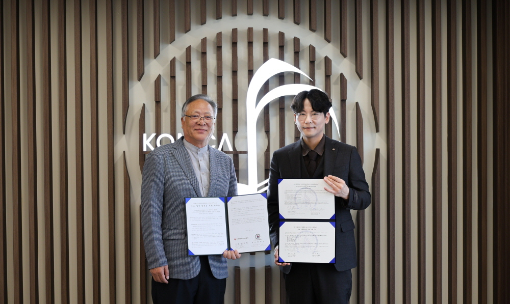 (▲오이코스대학교 김종인 총장(왼쪽)과 한국음악저작권협회 이시하 회장(오른쪽)이 업무협약 체결 후 기념촬영을 하고 있다/ 사진=음저협 제공)