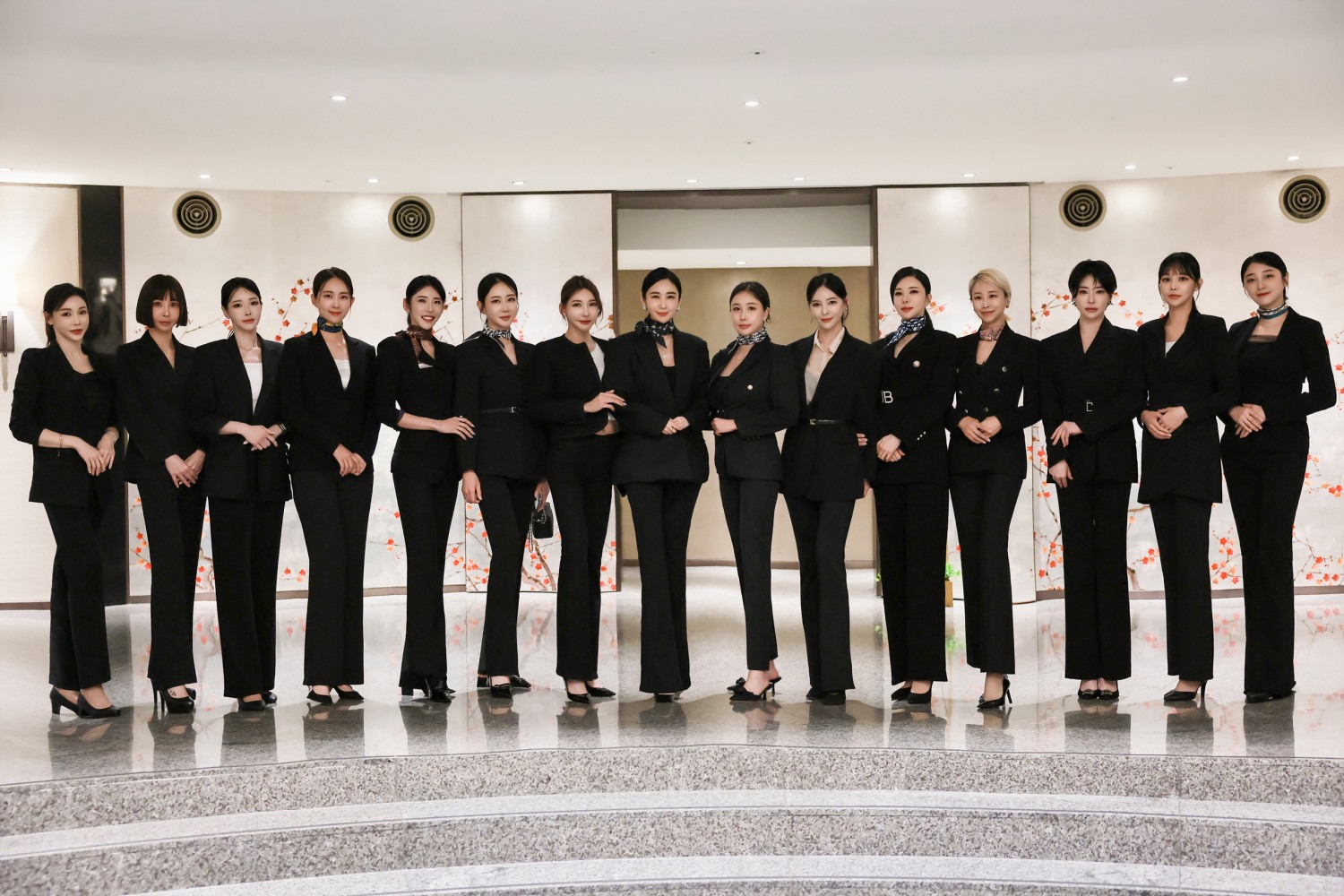 사진은 왼쪽부터 이다연, 이다령, 유리안, 안리나, 이영, 한채이, 도민서, 이현진(한국모델협회 레이싱모델분과장), 오아희(임원), 제바, 안지아, 서윤아(임원), 황서현, 김세미, 한지우. (주)코리아레이싱모델협회 사진제공