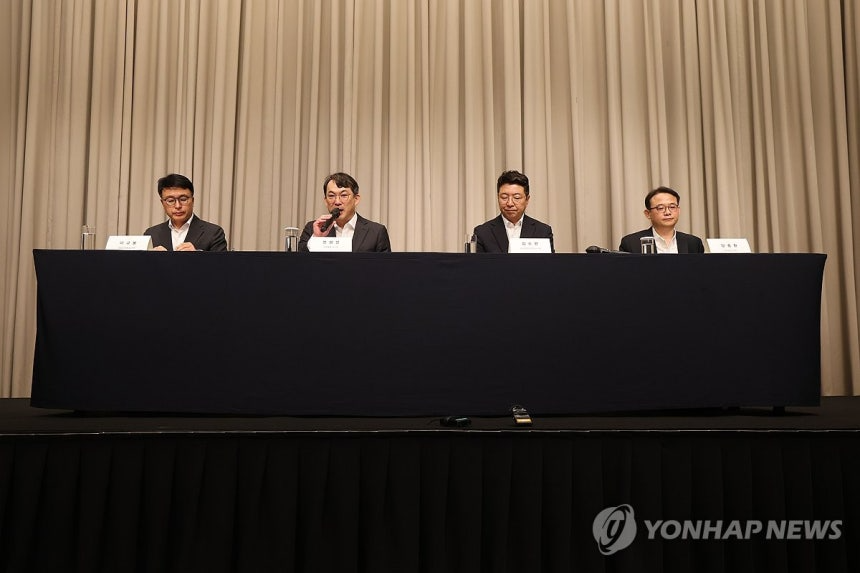 왼쪽부터 신세계그룹 이규봉 경영지원총괄 전무, 전상진 경영총괄 부사장, 김수완 대외협력본부장 부사장, 양종환 감사팀장 상무