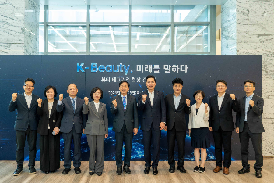 한국콜마 종합기술원을 방문한 구윤철 경제부총리(왼쪽에서 다섯 번째)와 오유경 식품의약품안전처장(왼쪽 네 번째) 등 정부 부처 관계자들이 윤상현 콜마그룹 부회장(왼쪽 여섯 번째), 최현규 한국콜마 대표이사