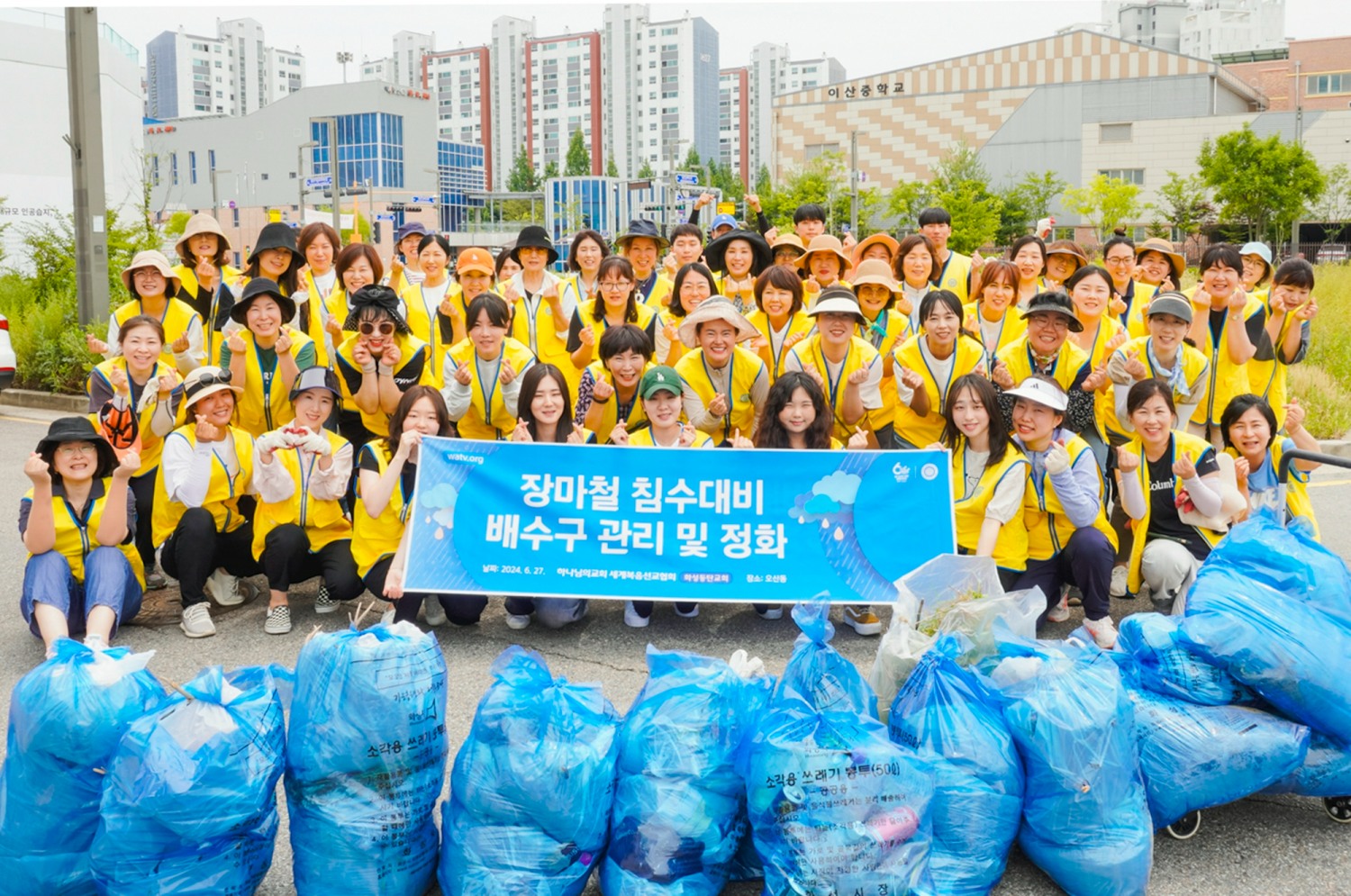 하나님의 교회 신자들이 화성 동탄구 오산동에서 장마철 침수 예방을 위한 배수구 관리 및 정화활동으로 시민 안전 확보에 힘을 보탰다.