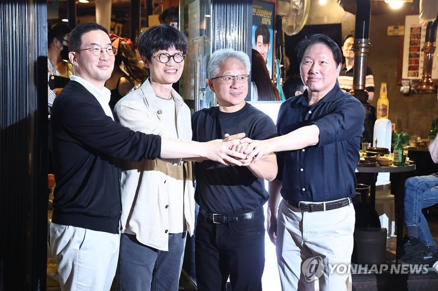 젠슨 황 엔비디아 최고경영자(CEO)가 5일 서울 마포구 홍대 인근 삼겹살 음식점 '형님 저요'에서 최태원 SK그룹 회장, 구광모 LG그룹 회장, 이해진 네이버 의장과 이른바 '삼소(삼겹살·소주) 회동’을 하며 포즈를 취하고 있다.