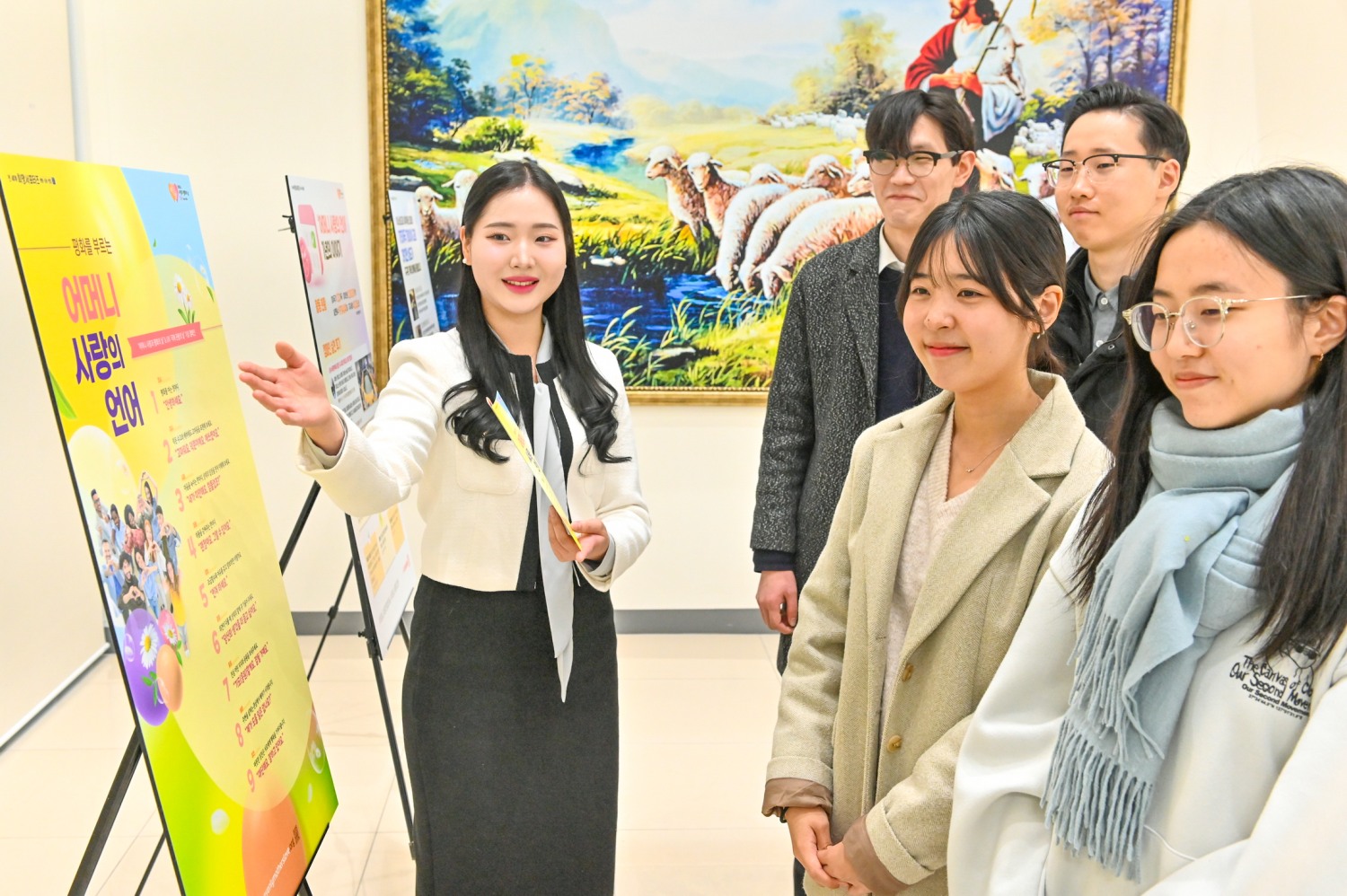 '성남모란 하나님의 교회'에서 개최한 '가정과 이웃에 평화를 부르는 어머니 사랑의 언어' 세미나에 450여 명이 참여해 따뜻한 소통의 의미를 되새겼다. 사진은 캠페인을 소개하는 전시 패널을 살펴보는 참석자들.