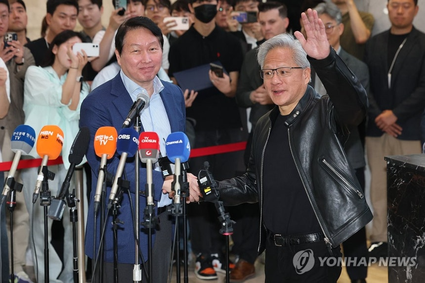 젠슨 황 엔비디아 최고경영자(CEO)가 8일 서울 종로구 SK서린빌딩에서 최태원 SK그룹 회장과 만나 브리핑을 한 뒤 악수하고 있다.