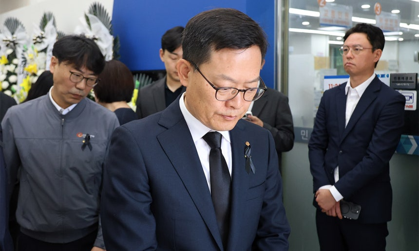 한화에어로스페이스 대전사업장 폭발 사고 희생자 합동분향소가 마련된 지난 5일 손재일 한화에어로스페이스 대표가 대전 유성구청 합동분향소를 찾아 헌화 후 자리를 떠나고 있다. 연합뉴스