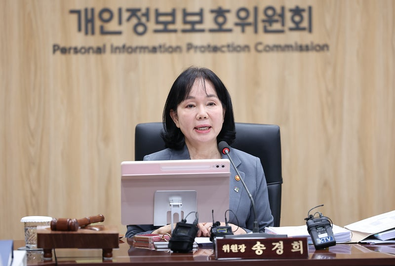 송경희 개인정보보호위원회(개인정보위) 위원장이 10일 서울 종로구 정부서울청사에서 열린 전체회의에서 발언하고 있다. / 사진=연합뉴스