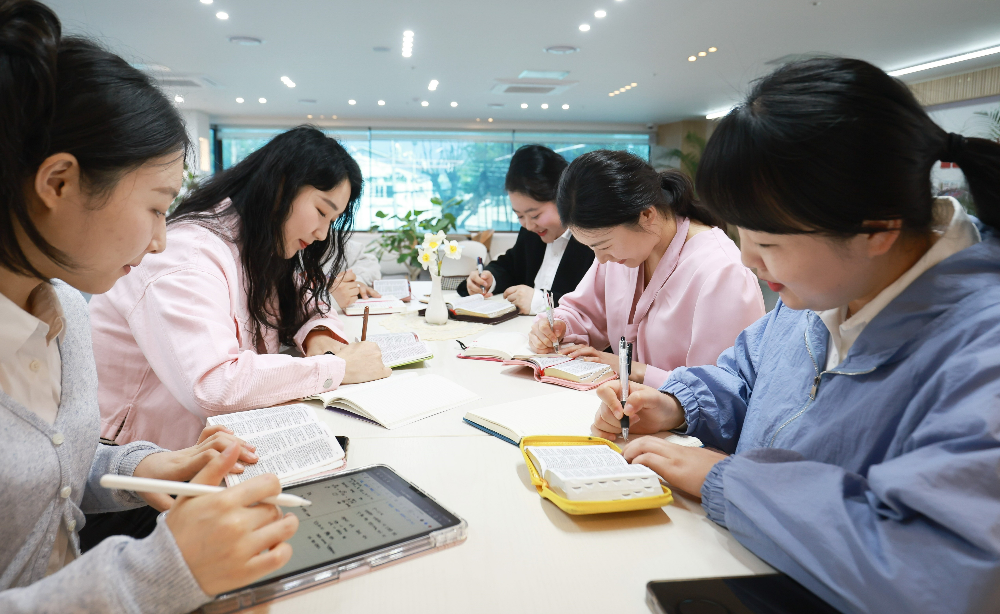 신천지예수교회 빌립지파 청년들이 성경 공부를 하는 모습. / 사진 제공=신천지예수교회