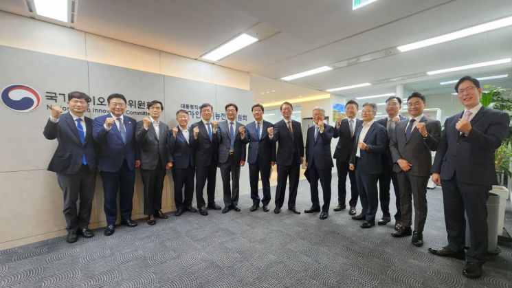 국가바이오혁신위원회 관계자와 한국제약바이오협회 이사장단이 15일 서울 중구 서울스퀘어에서 간담회를 가진 후 기념사진을 촬영하고 있다. 한국제약바이오협회