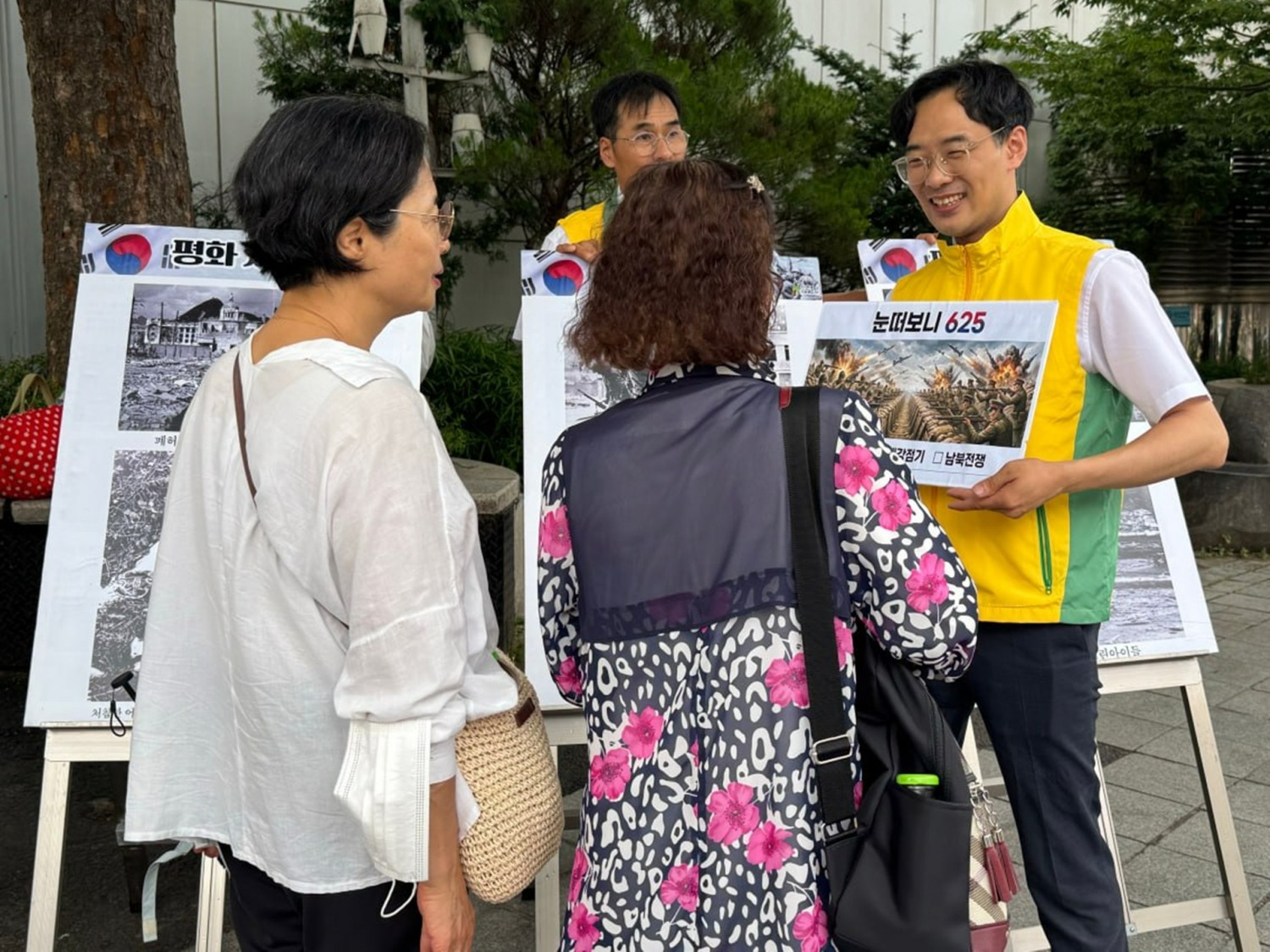 경기 광명시 철산역 일대에서 ‘눈떠보니 6·25’ 캠페인이 진행되고 있다. / 사진 제공 = 신천지자원봉사단 광명지부