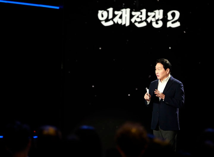 최태원 SK그룹 회장 겸 대한상공회의소 회장이 28일 방영된 KBS1 '다큐 인사이트 - 인재전쟁2: 최태원의 대답'에 출연해 AI 시대가 요구하는 인재상의 변화를 예고했다. (사진제공=SK)