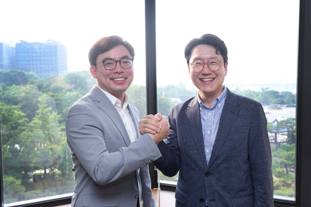 16일 오후 서울 여의도 LG트윈타워에서 임우형 LG AI연구원장(오른쪽)과 이슬기 디앤디파마텍 대표(왼쪽)가 기념사진을 촬영하고 있다