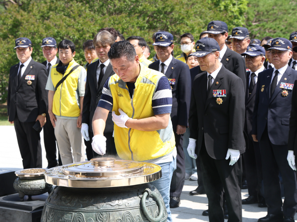 동서식품, 호국보훈의 달 맞아 국립현충원서 참전용사와 '따뜻한 동행'