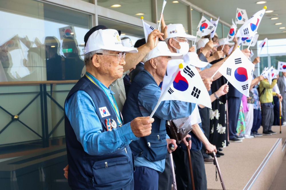 6·25 참전용사들이 관람객들을 향해 태극기를 흔들고 있다