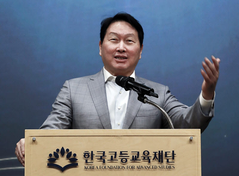최태원 SK회장 겸 한국고등교육재단 이사장이 22일 서울 강남구 한국고등교육재단(KFAS) 빌딩에서 열린 신진학자상·해외유학장학증서 수여식에서 격려인사를 하고 있다.(SK제공)