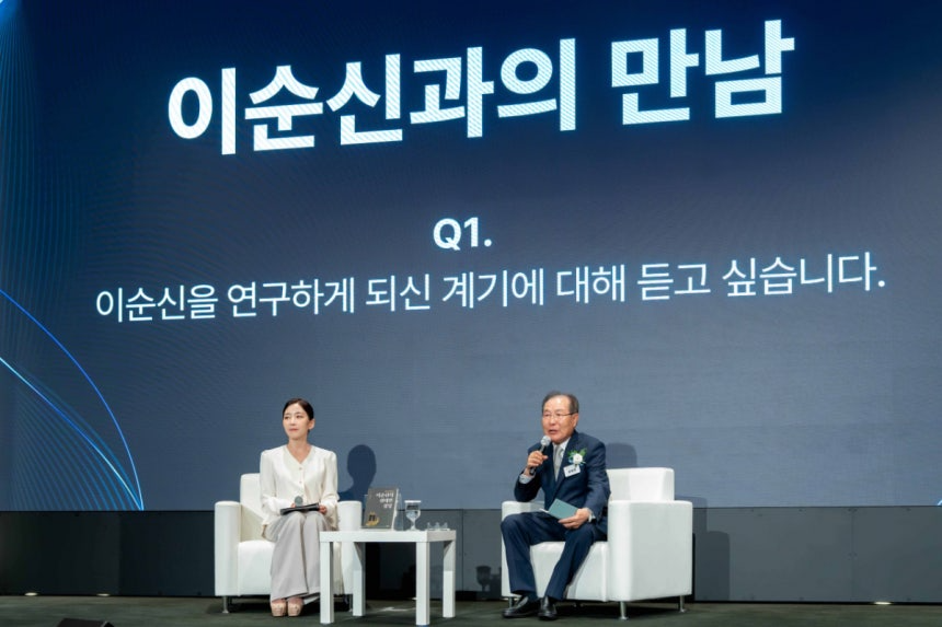 25일 윤동한 한국콜마 회장이 '이순신의 위대한 경영' 출판기념회에서 북토크를 진행하고 있다. /사진제공=한국콜마