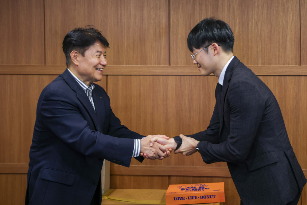 심판운영부서를 찾아 직원(우)을 격려중인 우희종 회장(좌)