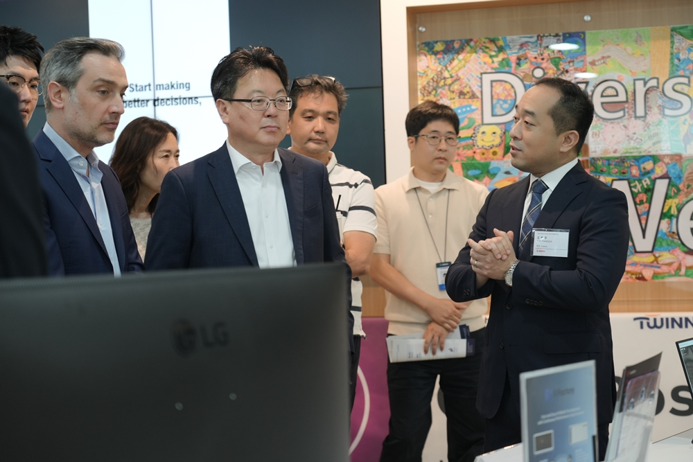 ‘Open Bosch Korea 2026’ 현장에서 뷰런테크놀로지 김환주 팀장(우측끝)이 로버트보쉬코리아 마첼로 루수아르디(좌측 첫번째), 박상조 공동대표(좌측 두번째)에게 ‘룩아웃(Lookout)’ 제품을 설명하고 있다. (사진제공=뷰런테크놀로지)