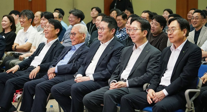 김규영 HS효성 회장(앞줄 왼쪽부터 두번째), 조현상 HS효성 부회장(앞줄 왼쪽부터 세번째)을 비롯한 경영진들과 임직원들이 HS효성 창립 2주년 행사에 참석했다. (사진=HS효성)