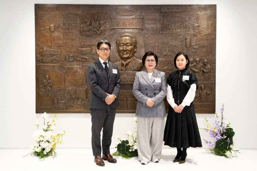 송영숙 한미그룹 회장(가운데)과 임주현 부회장, 임종훈 사장이 2026년 3월 2일 서울 송파구 한미 C&C스퀘어에서 열린 임성기 선대회장의 동판 조형물 제막식에서 기념촬영을 하고 있다./한미그룹