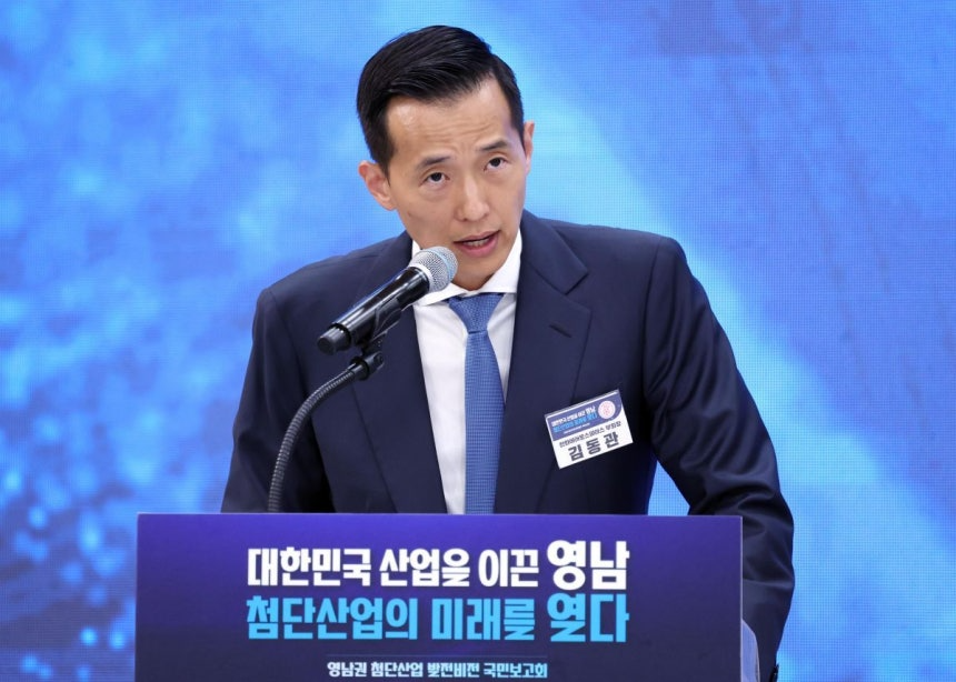 김동관 한화그룹 부회장이 3일 경남 진주시에서 이재명 대통령 주재로 열린 영남권 첨단산업 발전비전 국민보고회에서 투자계획을 발표하고 있다. 연합뉴스, 청와대통신사진기자단