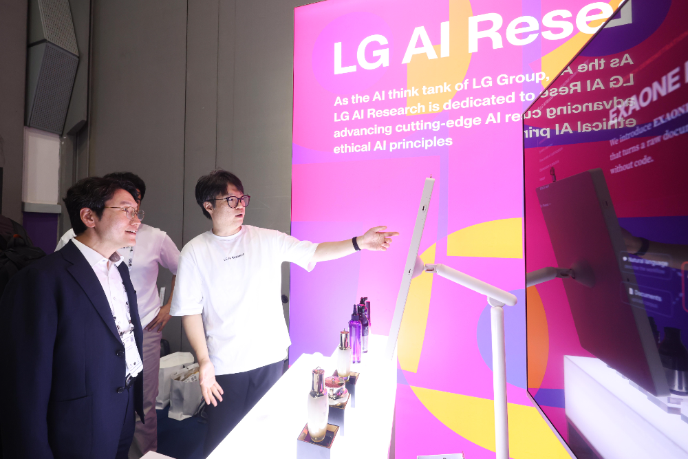 서울 코엑스에서 진행 중인 ICML 2026 LG AI연구원 부스에서 임우형 LG AI연구원 공동 연구원장(사진 왼쪽)이 탈모 관리 신소재 람시딜 설명을 듣고 있는 모습