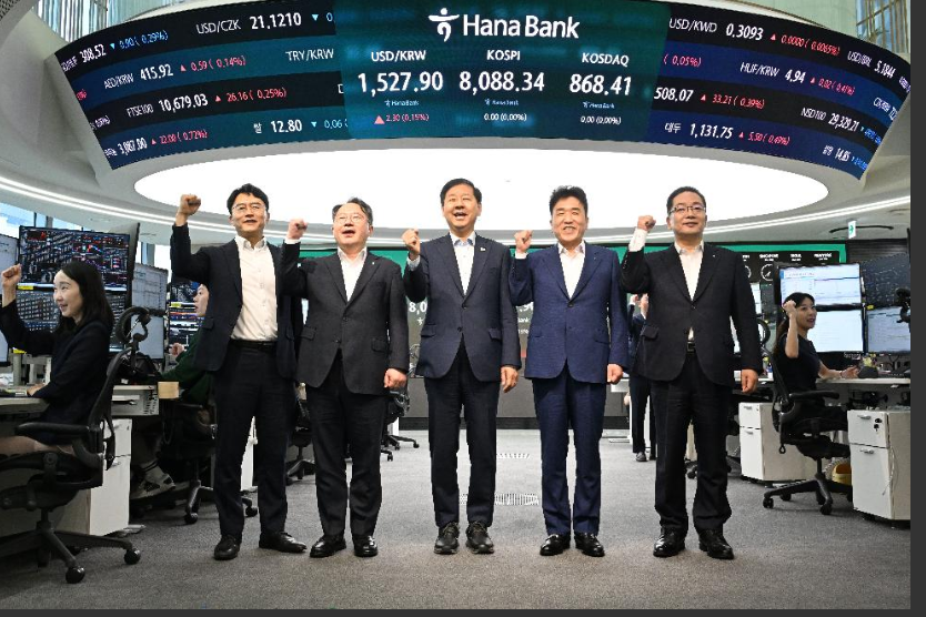 구윤철 경제부총리는 7월 6일 외환시장 24시간 개장 첫날을 맞아 하나은행 본점 외환 딜링룸을 방문했다.