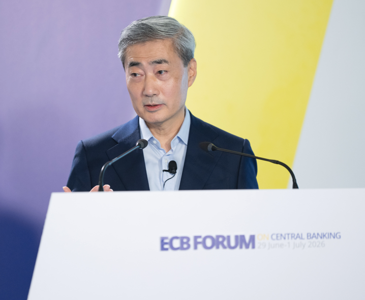 사진: 최근 신현송 한은 총재가 신트라 포럼에 참여했을 때의 모습