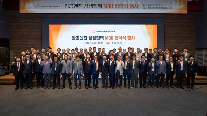 한화에어로스페이스 관계자 등이 8일 경남 창원컨벤션센터에서 업무협약 체결을 기념해 촬영하는 모습. (사진=한화에어로스페이스)