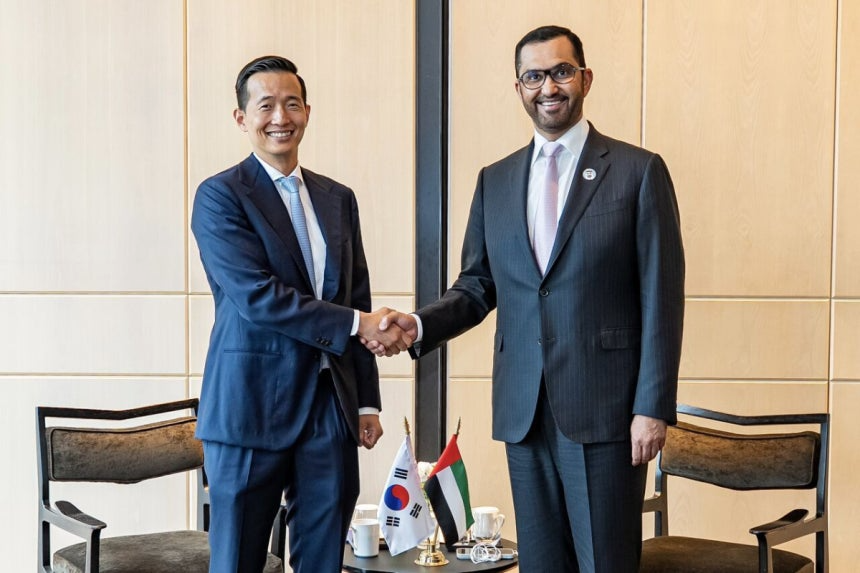 김동관(왼쪽) 한화그룹 부회장과 술탄 알 자베르 UAE 산업첨단기술부 장관 겸 아부다비국영석유회사(ADNOC) 그룹 최고경영자가 지난 6일 에너지 협력 방안을 논의한 후 기념사진을 찍고 있다./사진=링크드인