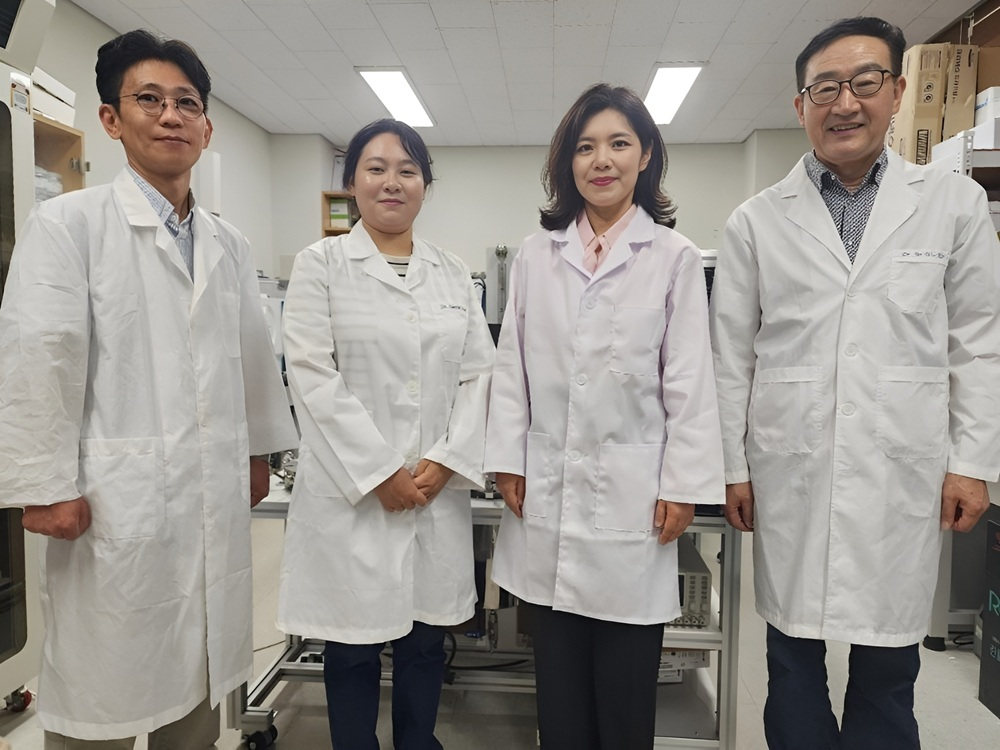 (사진)우측부터 바이오루틱스 연구소장 김진우 박사, 한국열린사이버대학교 뷰티건강디자인학과 성영환 교수, 초이랩 박새롬 박사, 최용근 박사(사진제공=바이오루틱스)