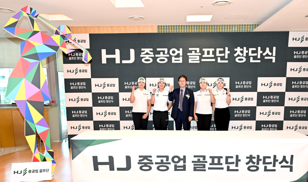 (왼쪽부터 김민서 선수, 박지영 선수, HJ중공업 송경한 대표, 홍정민 선수, 조아연 선수)