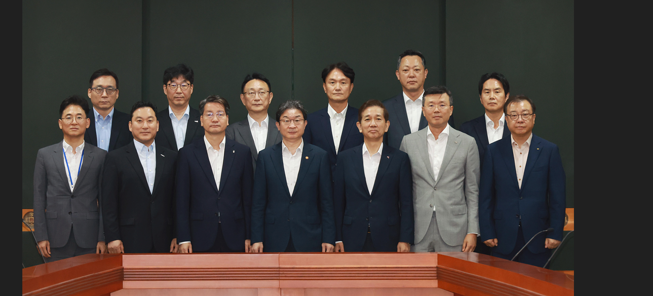 금융위원회와 금융투자업계 관계자들이 개별종목 레버리지 관련 간담회를 연 28일 코스피지수는 장중 5천대, 코스닥은 6백대를 터치했다.