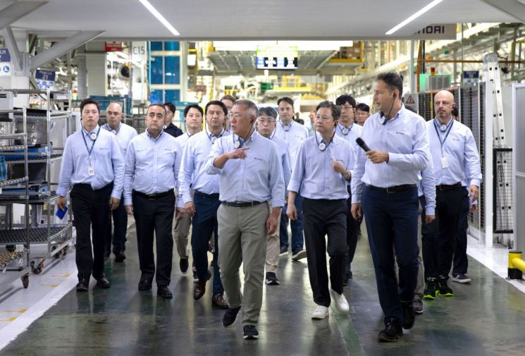 정의선 회장이 현대차 튀르키예 공장 임직원들과 함께 생산 라인을 점검하고 있다. 현대차그룹