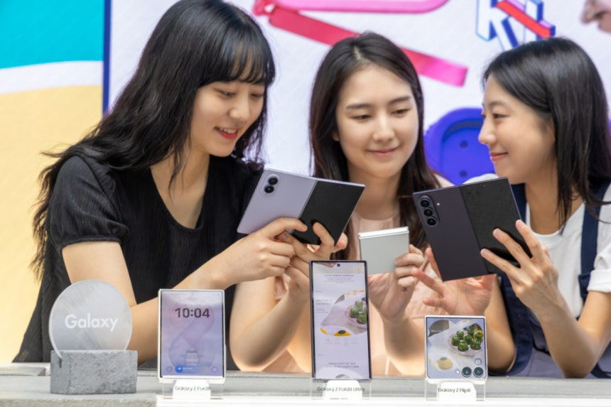 KT 모델들이 갤럭시 Z 폴드8 울트라·폴드8·플립8을 살펴보고 있는 모습/사진 제공=KT