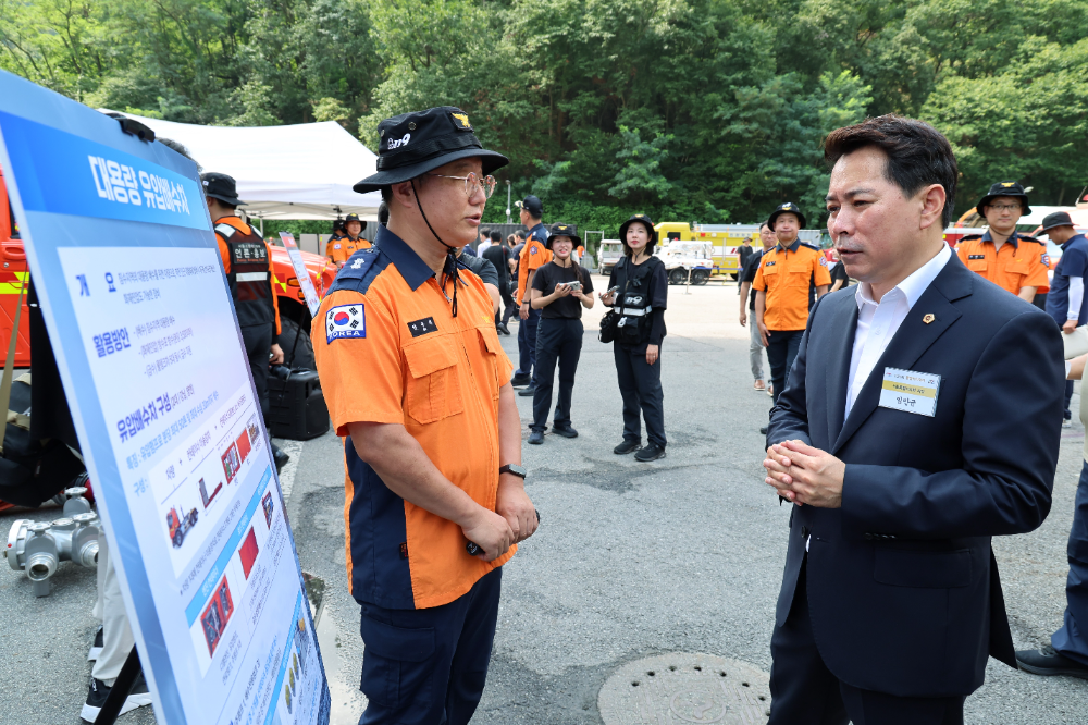 5일(수) 서울소방학교에서 열린 2026 서울시 통합방위회의에 참석한 임만균 서울특별시의회 의장이 대용량 유압배수차 설명을 청취하고 있다.