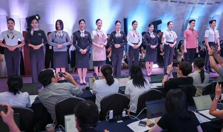 6일 서울 강남구 소노펠리체 컨벤션에서 열린 '트리니티항공 브랜드 런칭·유니폼 런웨이'에서 승무원들이 유니폼을 선보이고 있다. 연합뉴스