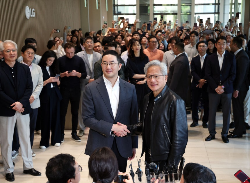 구광모(왼쪽) LG 회장과 젠슨 황 엔비디아 최고경영자(CEO)가 6월 8일 서울 영등포구 LG 트윈타워에서 만나 악수하고 있다. 연합뉴스