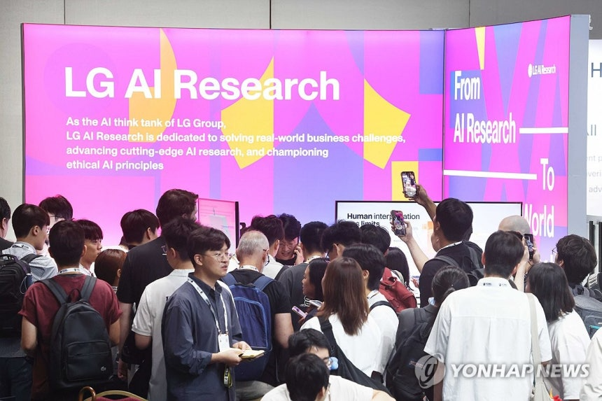 LG가 6일부터 서울 코엑스에서 열리는 머신러닝·인공지능 분야 세계 최고 권위의 국제 학회 '국제머신러닝학회 2026'에 참가해 연구 성과와 함께 LG의 AI '엑사원'의 산업 현장 혁신 사례를 공개했다고 8일 밝혔다.사진은 국제머신러닝학회 2026 LG AI연구원 부스. 2026.7.8
