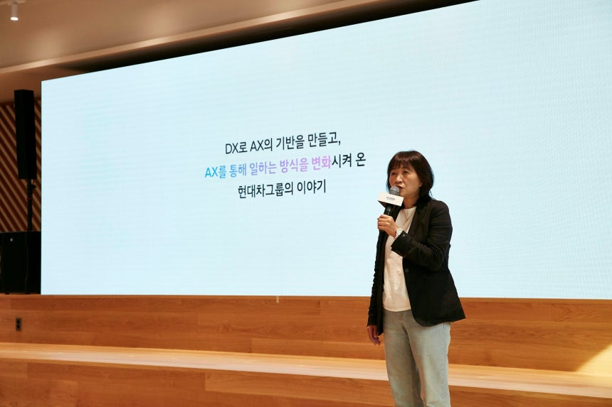12일 양재 본사에서 열린 ‘현대차그룹 AX 성과 발표회’에서 발표 중인 현대차·기아 ICT담당 진은숙 사장이 발표하고 있다. /현대차그룹 제공