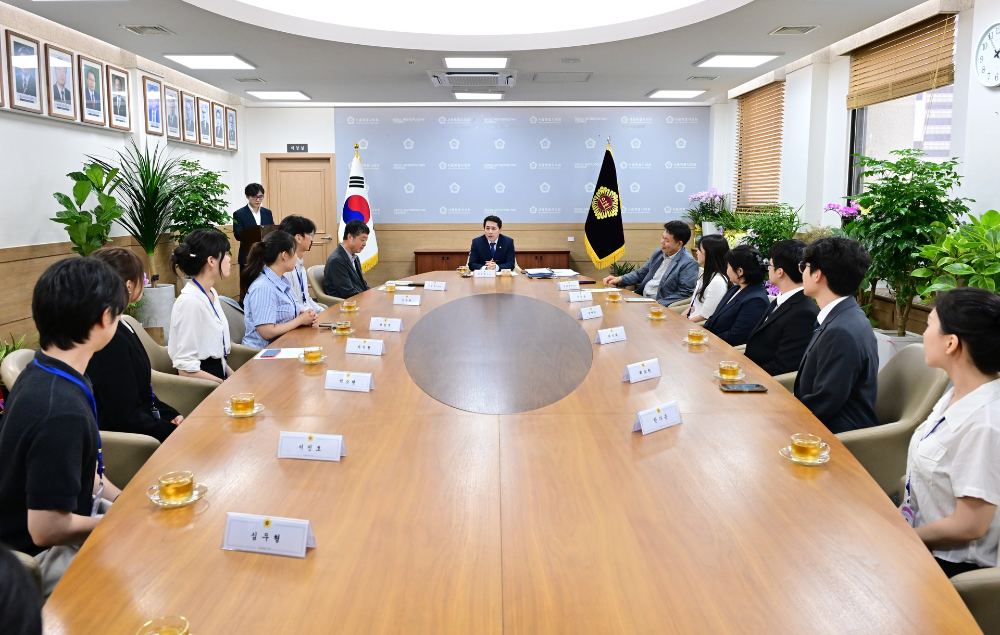 임만균 서울특별시의회 의장이 13일(목) 의장접견실에서 열린 ‘법학전문대학원 실무수습생 의장과의 간담회’에서 학생들의 질문에 답변하고 있다.