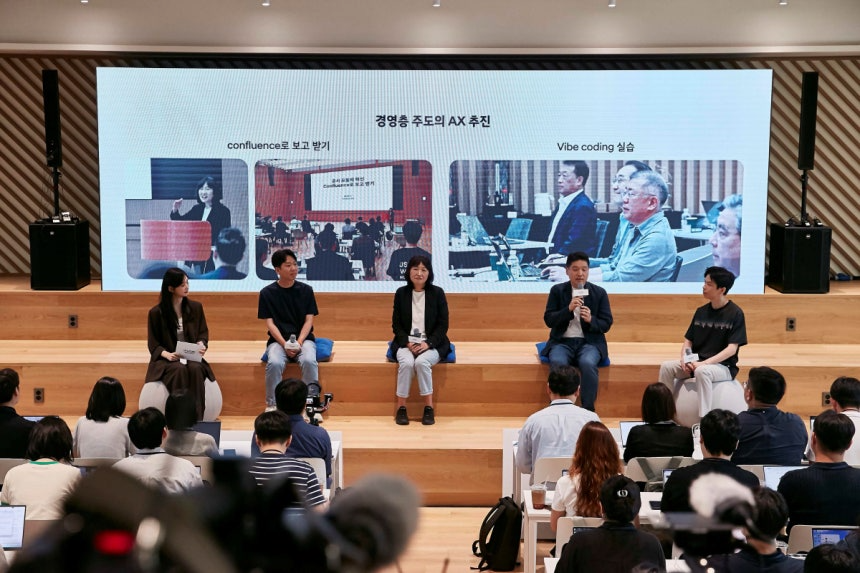 '현대차그룹 AX 성과 발표회'에서 (왼쪽부터) 현대차 제네시스고객경험팀 장영석 책임매니저, 현대차·기아 ICT담당 진은숙 사장, 정보보안2실 이상홍 상무, 웹프론트엔드개발팀 서창윤 책임매니저가 발표하는 모습. 사진제공=현대차그룹