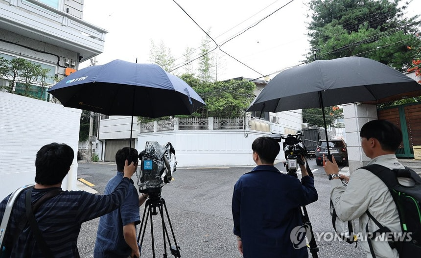 검찰, '노태우 비자금 의혹' 김옥숙 연희동 자택 등 압수수색